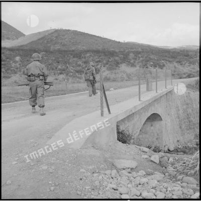 Des soldat du 28e BCA s'assurent que ce pont routier n'a pas été piégé.