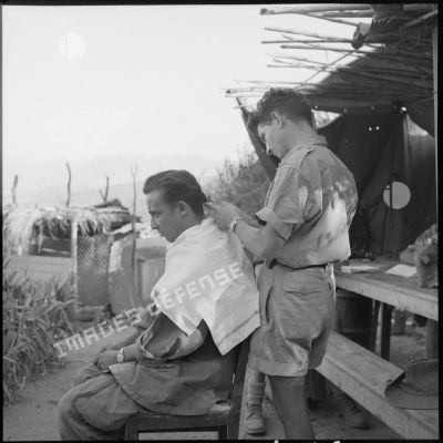 Un soldat du 28e BCA se fait couper les cheveux.