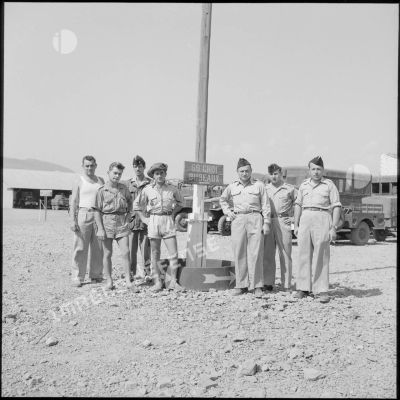 Un groupe de soldats de la 69e CRD pose devant le panneau de la compagnie.
