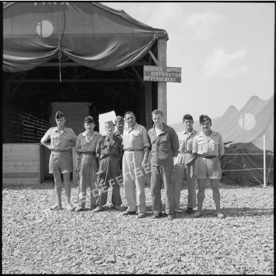 Un groupe de soldats de la 69e CRD pose devant l'atelier du service d'approvisionnement, de distribution et de reversement.