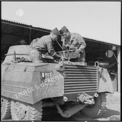 Des soldats de la 69e CRD travaillent sur une Light Armored Car M8.