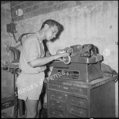 Un soldat de la 69e CRD travaille sur une machine dans l'atelier.