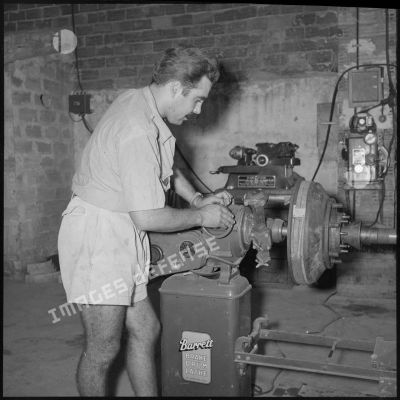 Un soldat de la 69e CRD travaille sur une machine dans l'atelier.