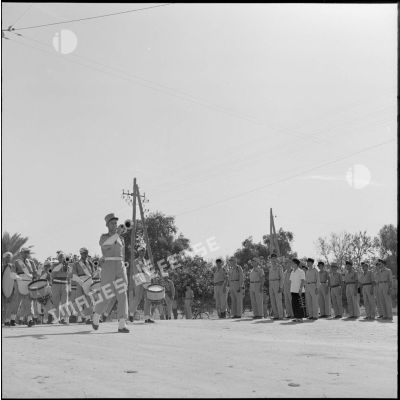Le 47e BI défile devant les officiers. Au premier plan, la fanfare du bataillon.