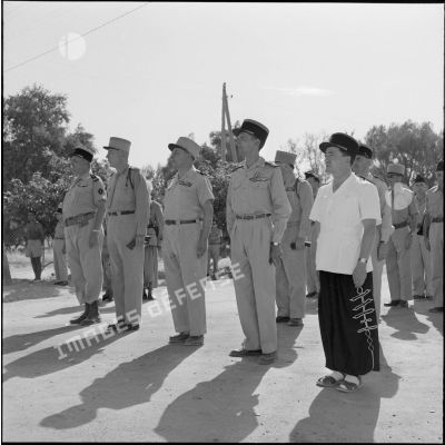 Le général Vanuxen et les officiers sont au garde-à-vous pendant le défilé du 47e BI.