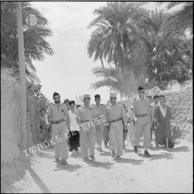 Le général Vanuxen visite l'oasis de M'Doukal.