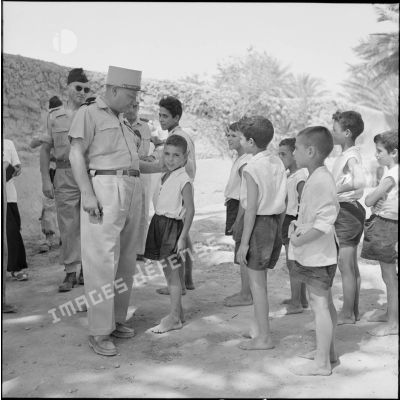 Le général s'entretient avec les jeunes Algériens.