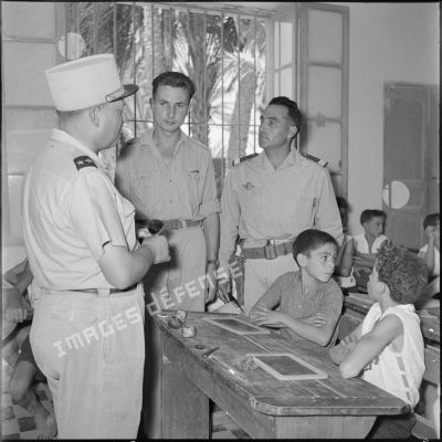 Le général vanuxen visite une salle de classe de l'école de l'oasis.
