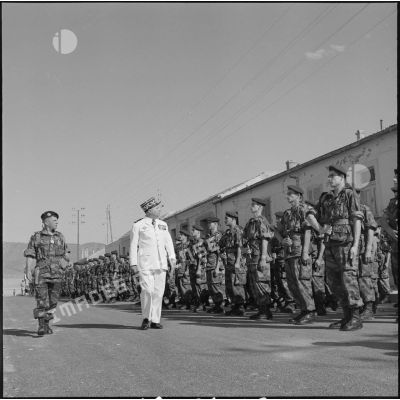 Le général Vanuxen passe les troupes du 9e RCP en revue.