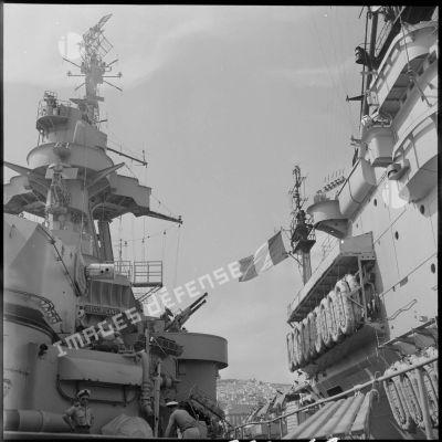 Le croiseur Georges Leygues (à gauche) et le porte-avions Arromanches (à droite) au mouillage dans la rade d'Alger.