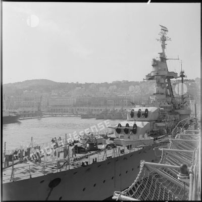 Vue d'ensemble du Georges Leygues et des destroyers d'escorte.