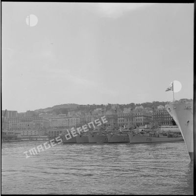 Les destroyers d'escorte dans le port d'Alger.