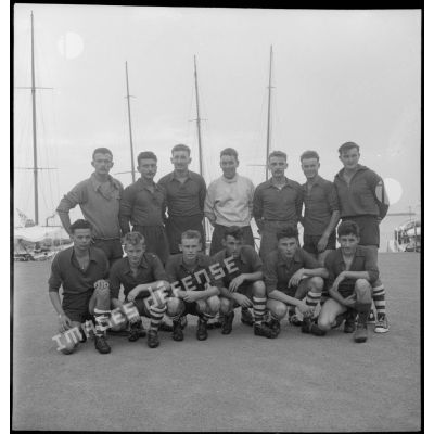L'équipe de football de marine de Bône pose sur le port.