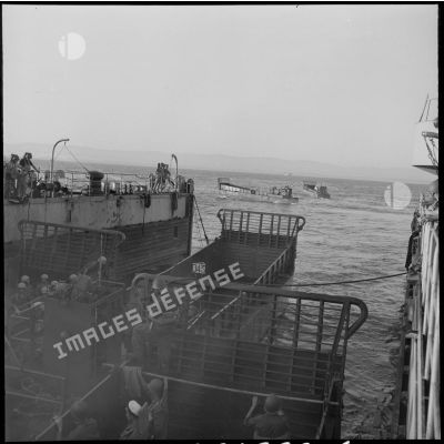 A bord de la Foudre, les premiers LCM (landing craft material) sortent en mer les uns après les autres.