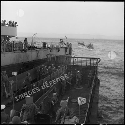 A bord de la Foudre, les premiers LCM (landing craft material) sortent en mer les uns après les autres.