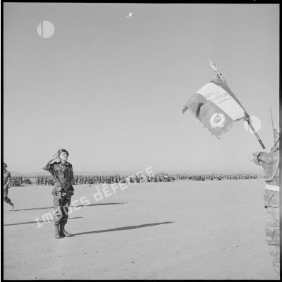Le général Massu salue le drapeau du 1er RCP.