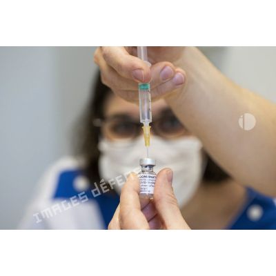 Préparation d'une dose de vaccin Pfizer-BioNTech au sein de l'hôpital d'instruction des armées (HIA) Bégin à Saint-Mandé.