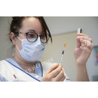Une infirmière prépare une dose de vaccin Pfizer-BioNTech au sein de l'hôpital d'instruction des armées (HIA) Bégin à Saint-Mandé.