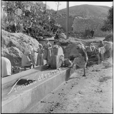 A la fontaine d'El Haouanet les femmes lavent.