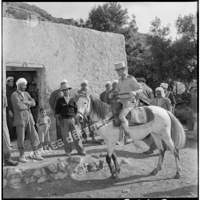 Après avoir discuté  avec la population algérienne d'El Haouanet, le chef de poste, retourne à dos de cheval, vaquer à ses occupations.