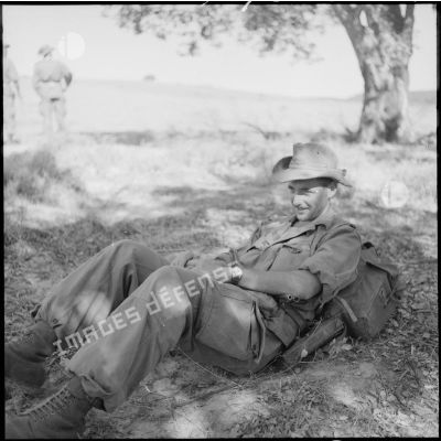 Le soldat Valleton prend quelques minutes de repos avant de reprendre la progression dans le djebel.