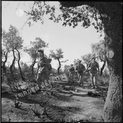 Le caporal-chef Constantin et les soldats Geay et Donatoni progressent dans le djebel Zouarha.