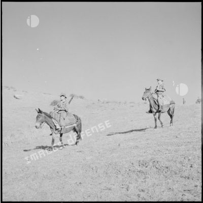 Le capitaine Robert Froment (à droite) et le soldat Louis Bega partent en reconnaissance à dos de mulets.