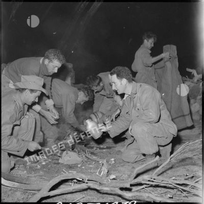 Les soldats de la 1re compagnie du 1/51e régiment d'infanterie (RI) préparent le petit déjeuner au petit matin.