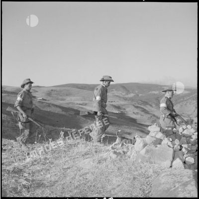 Les soldats Banchouche, Tuffet et Sardin fouillent le terrain.