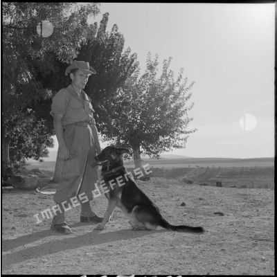 Un soldat du 4e peloton cynophile pose avec son chien.