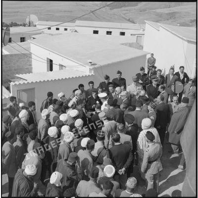 Les autorités sont accueillies par la population à la nouvelle cité algérienne.