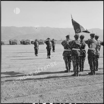 Le général Massu salue le drapeau du 1er régiment de chasseurs parachutistes (RCP).