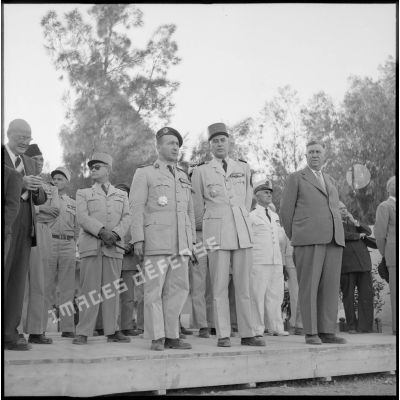 Le général Lorillot, le colonel Ducournau et les autorités civiles et militaires assistent au défilé des parachutistes.