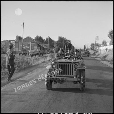 Les troupes de parachustistes motorisées défilent à Blida.