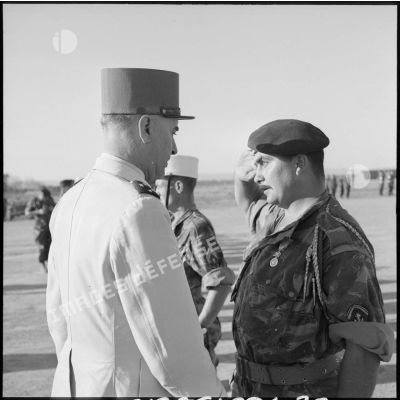 Le général Lorillot discute avec un parachutiste qu'il vient de décorer.