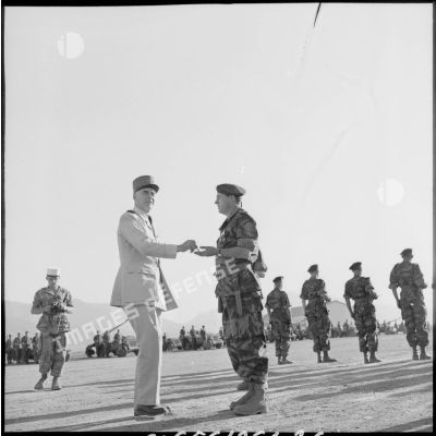 Le général Lorillot discute avec le lieutenant-colonel Fossey.