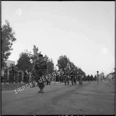 La musique militaire accompagne le défilé des troupes de parachustistes à Blida.