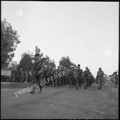 Les parachustistes défilent à Blida.