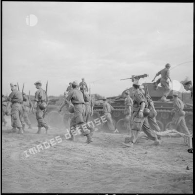 Manoeuvres et exercices sur le terrain au camp du Lido.
