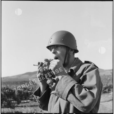 Un soldat s'apprête à déguster du raisin.