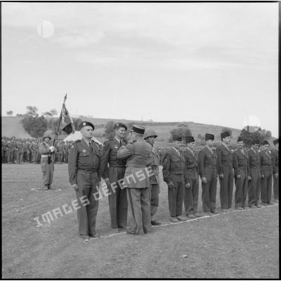 Le lieutenant-colonel Canibon décore des soldats.