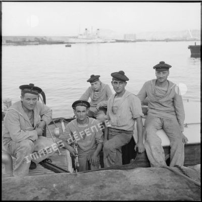 Portrait d'un groupe de marins dans le port d'Oran.