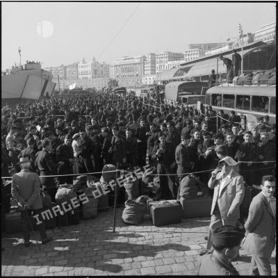 La foule des rappelés patiente avant l'embarquement sur le Kairouan.