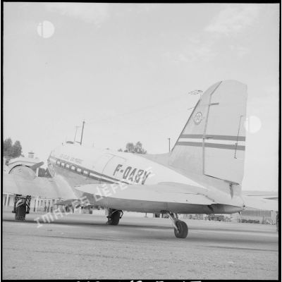 Vue de l'arrière du DC 3 d' Atlas Air Maroc dans lequel voyageaient les chefs du FLN.