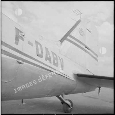 Vue rapprochée de l'immatriculation du DC 3 d' Atlas Air Maroc dans lequel voyageaient les chefs du FLN.