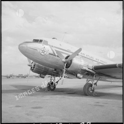 Vue d'ensemble de la partie avant du DC 3 d' Atlas Air Maroc dans lequel voyageaient les chefs du FLN.
