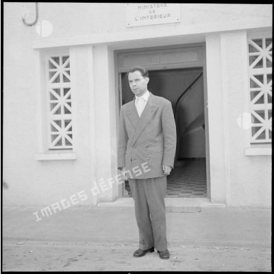 Portrait de l'écrivain Mostefa Lacheraf, membre de la délégation des dirigeants du FLN, devant le bâtiment du ministère de l'intérieur.