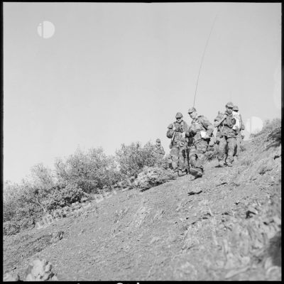 Des soldats du 2e régiment de parachutistes coloniaux (RPC) patrouillent dans les environs de Blida.