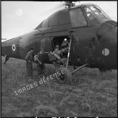 Un groupe de soldats du 2e régiment de parachutistes coloniaux (RPC) embarque à bord d'un hélicoptère.