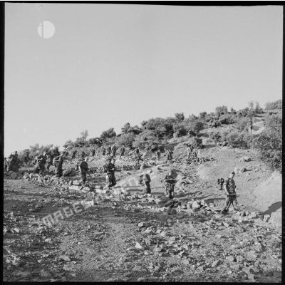 Une colonne de soldats du 2e régiment de parachutistes coloniaux (RPC) progresse dans la montagne Chréa.